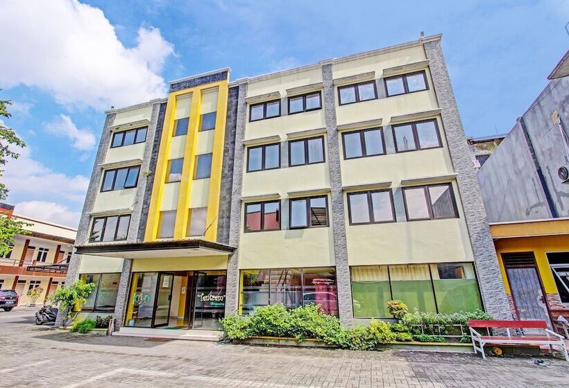 酒店 Spot On 91398 Homestay Tentrem 1