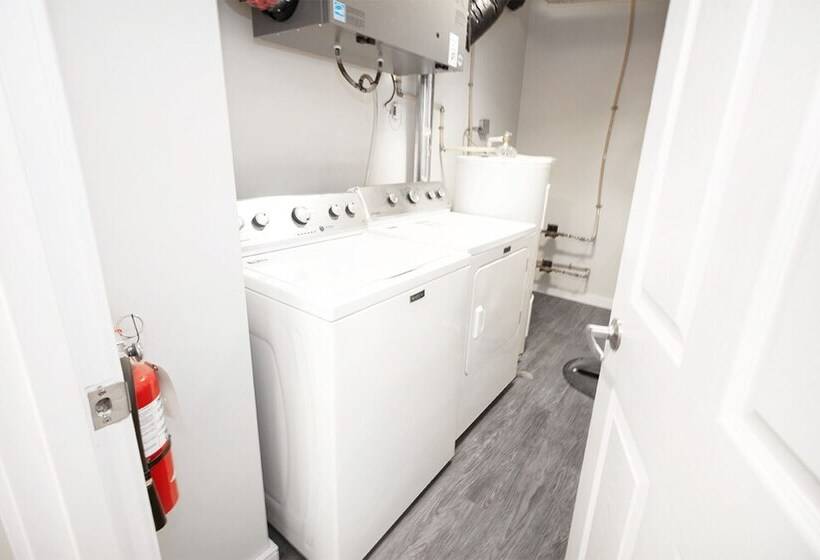 Modern 3br Unit On Jessie Ave With Insuite Laundry