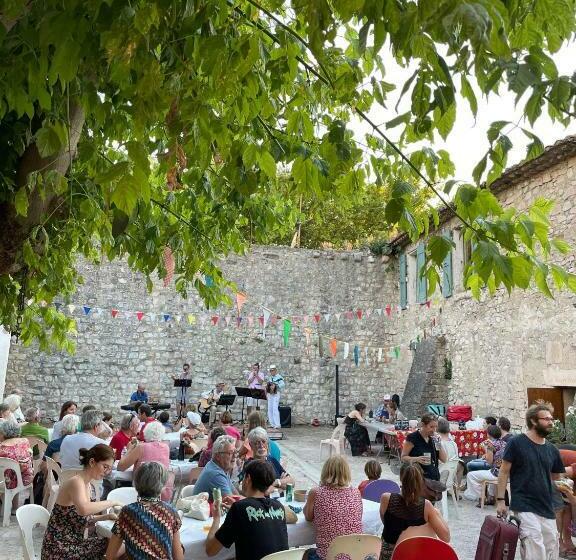 Пансион Jolie Chambre Avec Petit Jardin Vue Magnifique Pernes Les Fontaines