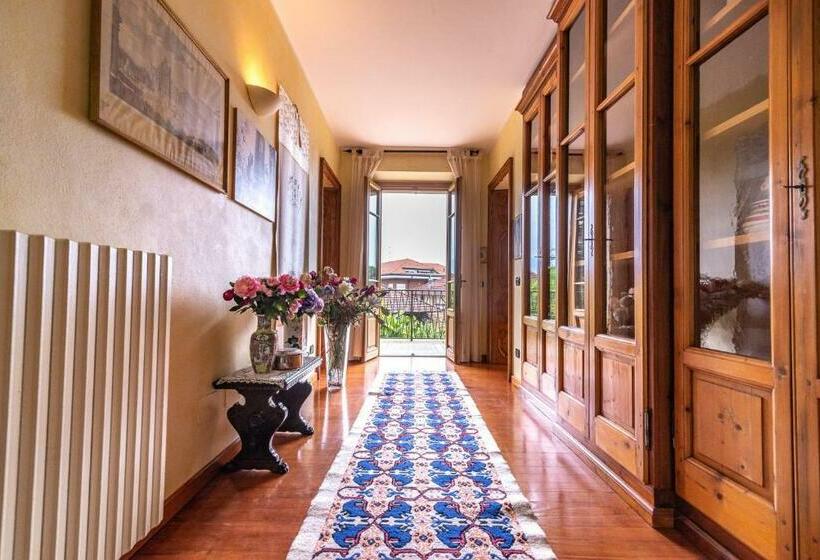 ペンション La Camelia, La Nostra Tripla Con Vista Lago, Al Secondo Piano Della Villa Isabella