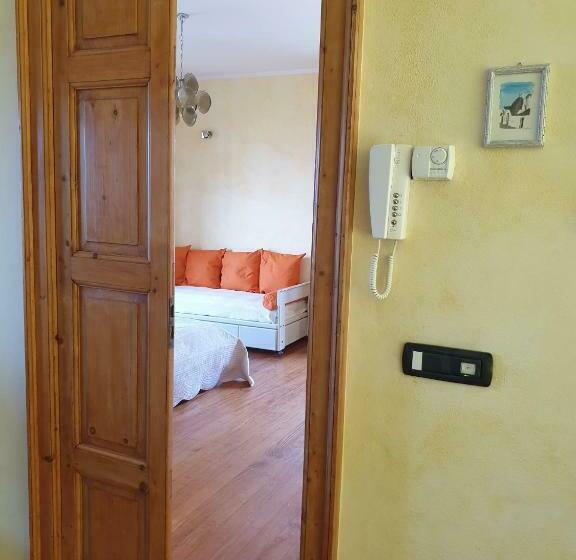 ペンション La Camelia, La Nostra Tripla Con Vista Lago, Al Secondo Piano Della Villa Isabella