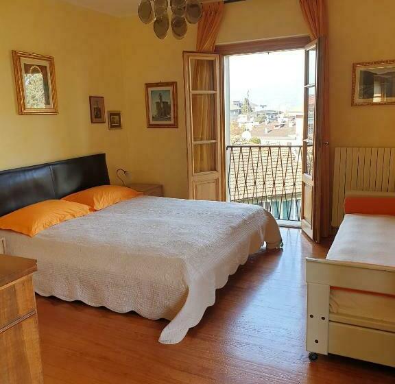 ペンション La Camelia, La Nostra Tripla Con Vista Lago, Al Secondo Piano Della Villa Isabella