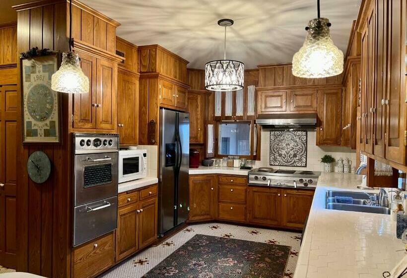 مبيت وإفطار The Cw House