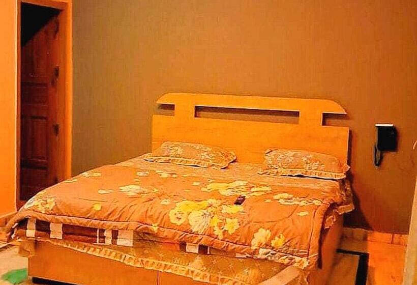 בית מלון כפרי Oyo 90892 Crown Food Court Cfc