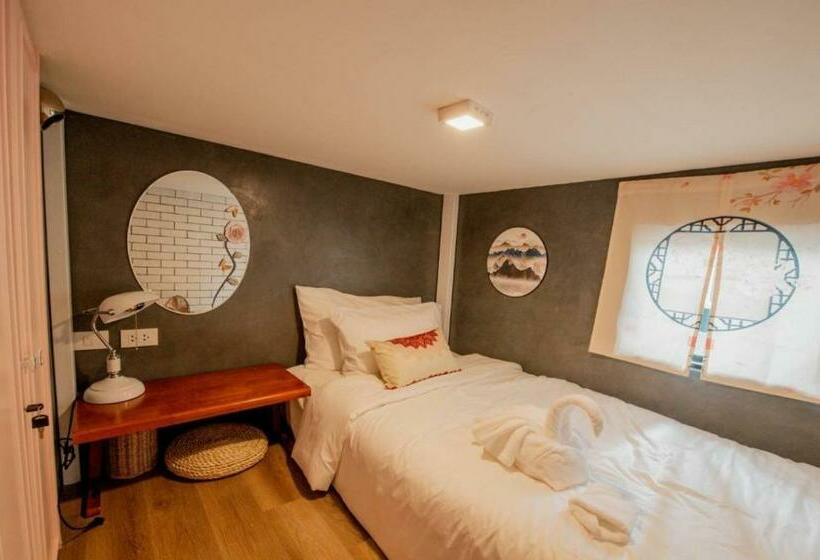 Lynlan Hostel & Cafe