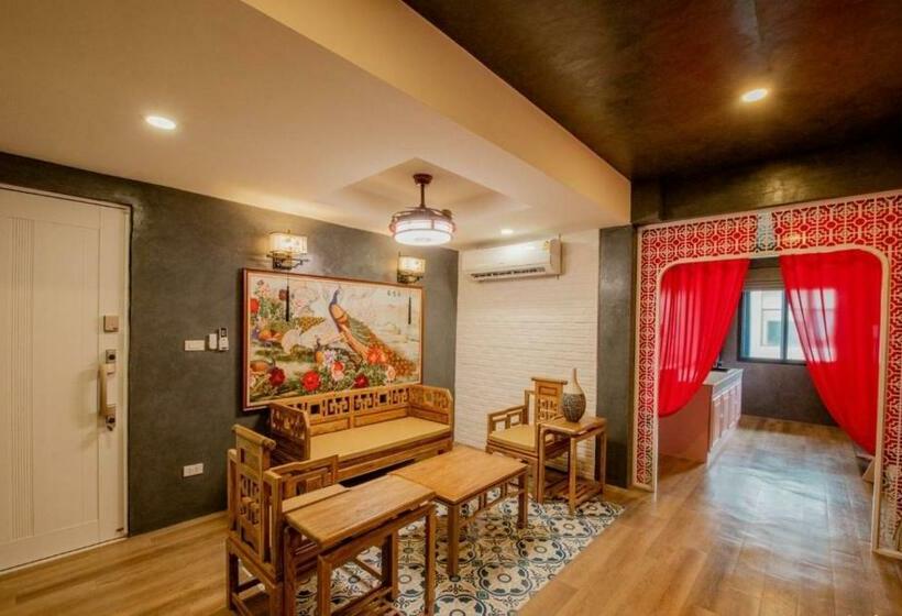 Lynlan Hostel & Cafe