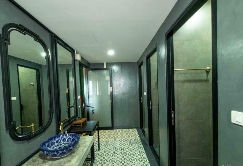 Lynlan Hostel & Cafe