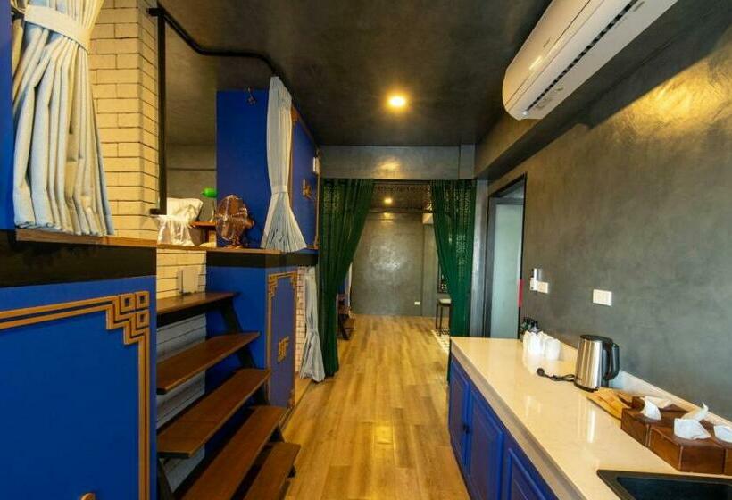 Lynlan Hostel & Cafe