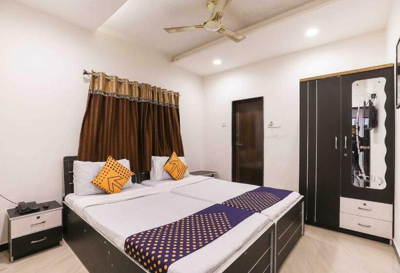 ホテル Spot On 88390 J K And Guest House