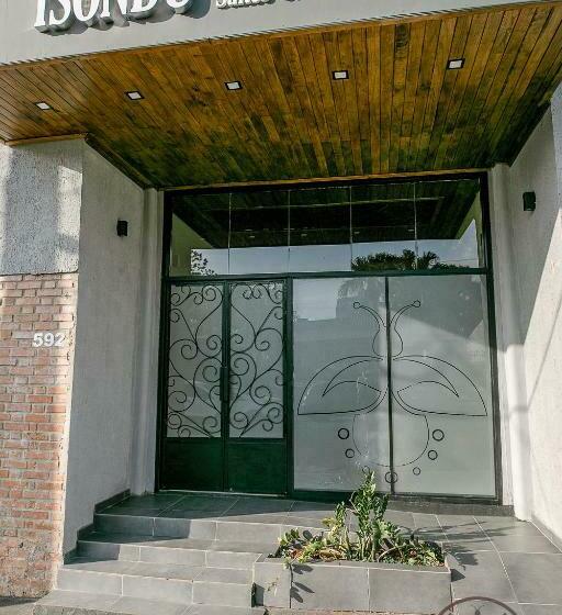 Отель Isondu Suites & Breakfast