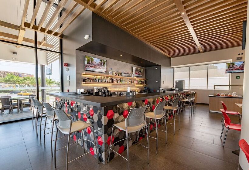 فندق Ramada Encore By Wyndham Guadalajara Aeropuerto