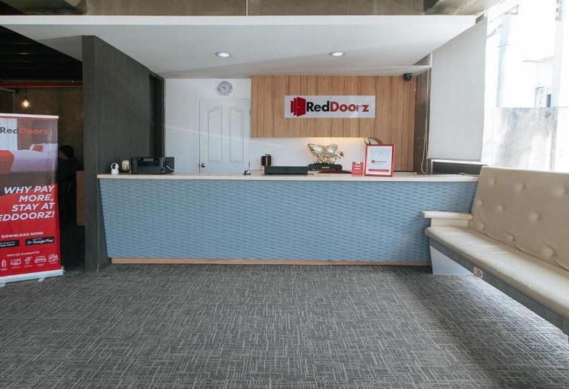 هتل Reddoorz @ Insular Square Mandaue City