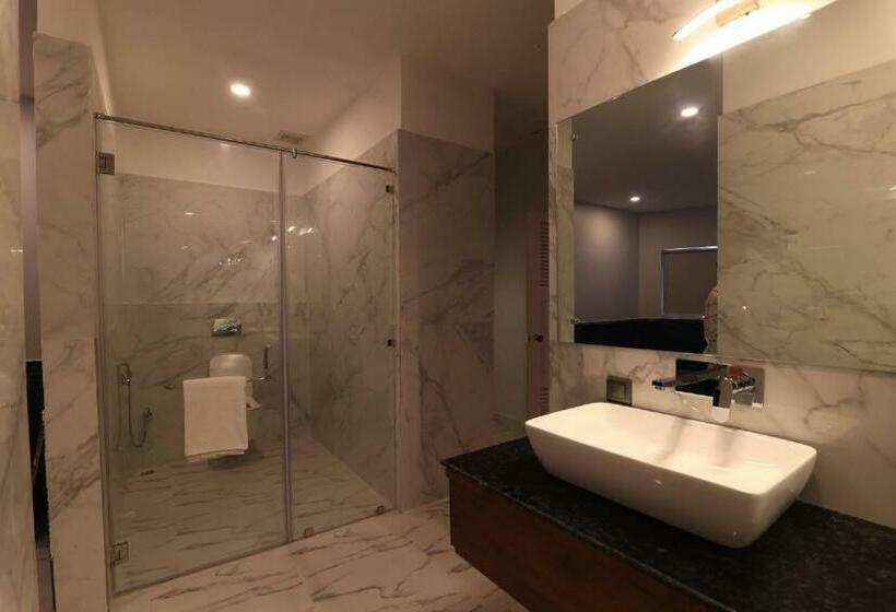 Отель Seven Hills