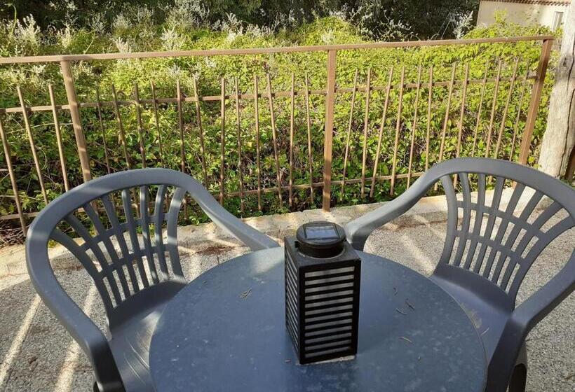 Пансион Location Saisonnière Avec Piscine Et Terrasse Au Pied Du Luberon