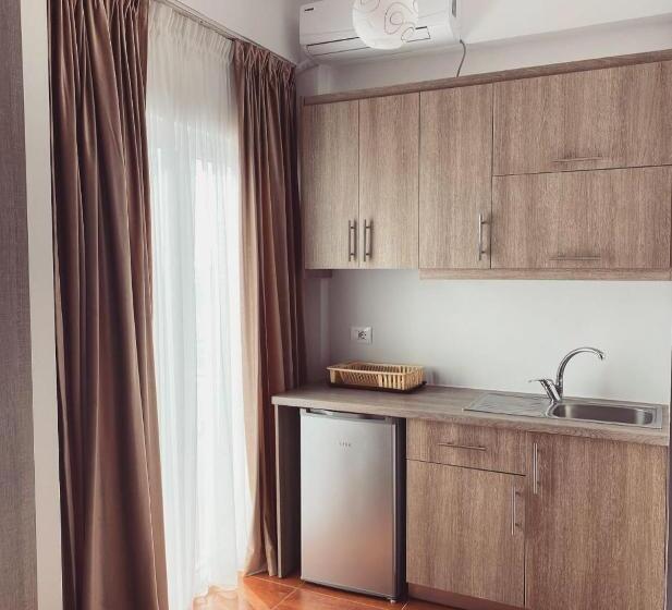 تختخواب و صبحانه Guest House Ksamil