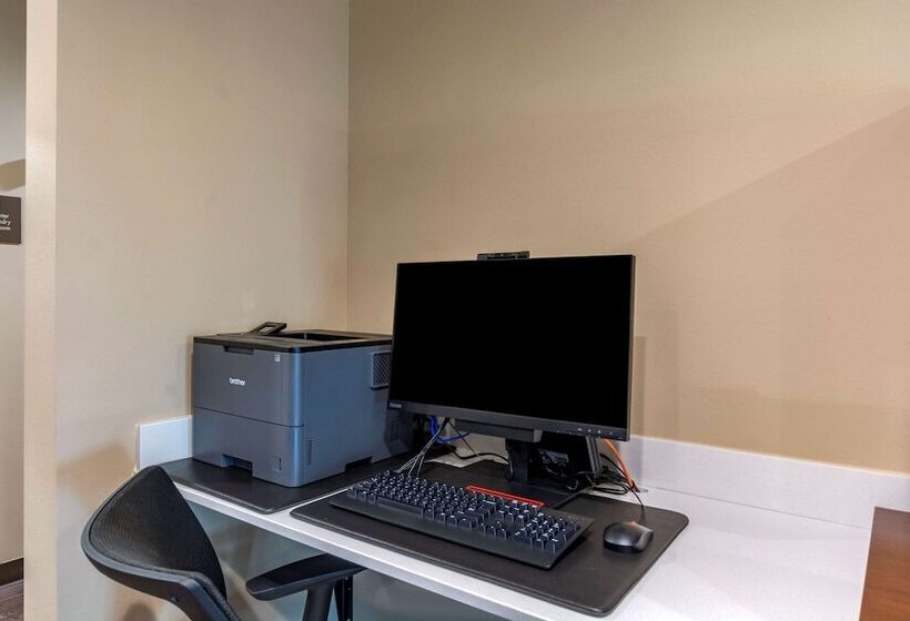 Отель Comfort Inn & Suites