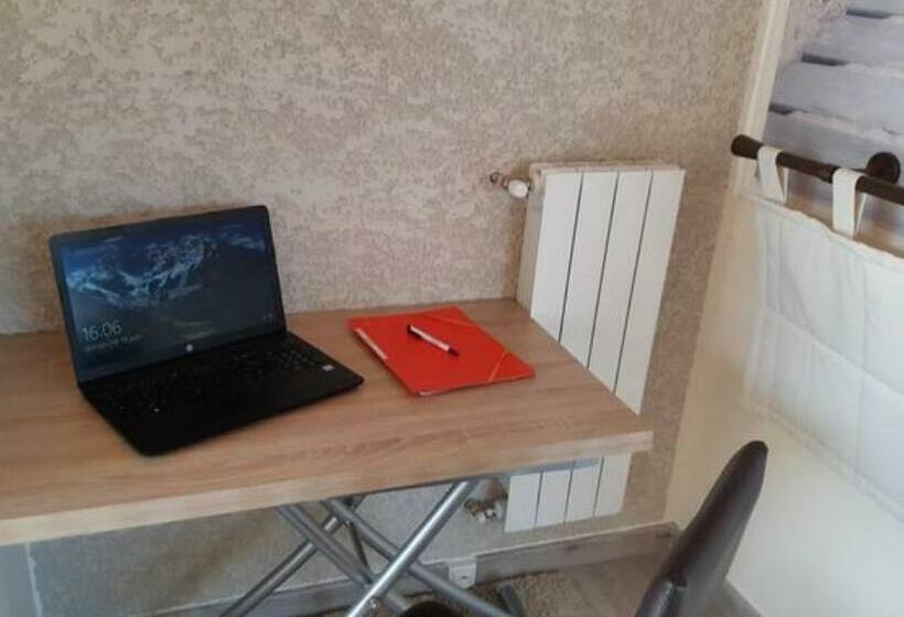 ペンション Charmant Studio Calme, Avec Piscine