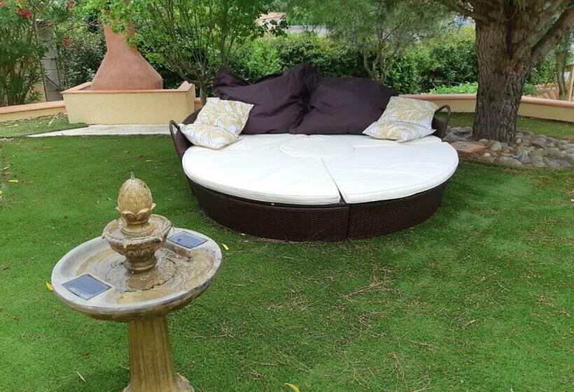 ペンション Charmant Studio Calme, Avec Piscine