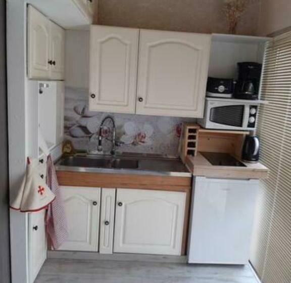 ペンション Charmant Studio Calme, Avec Piscine