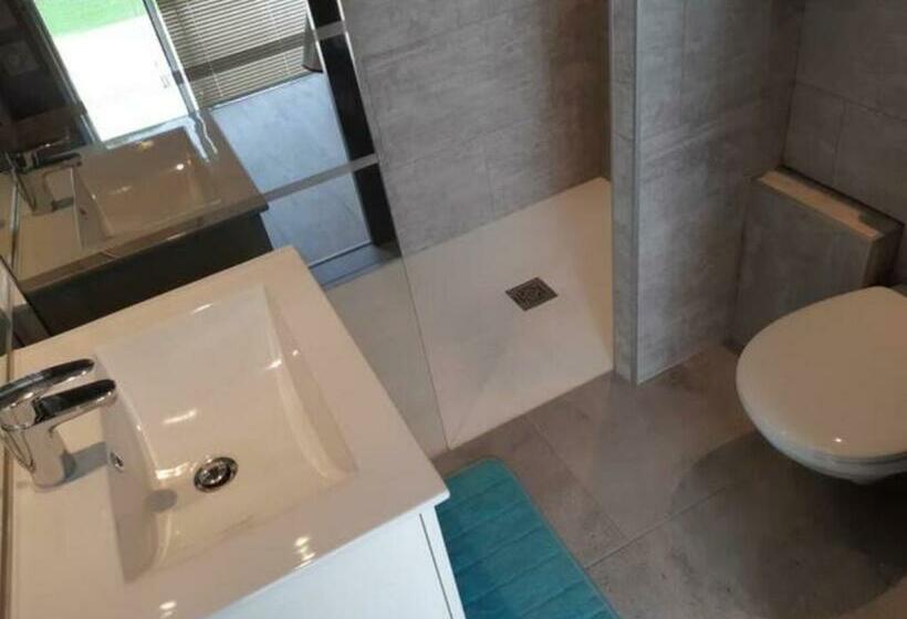 ペンション Charmant Studio Calme, Avec Piscine