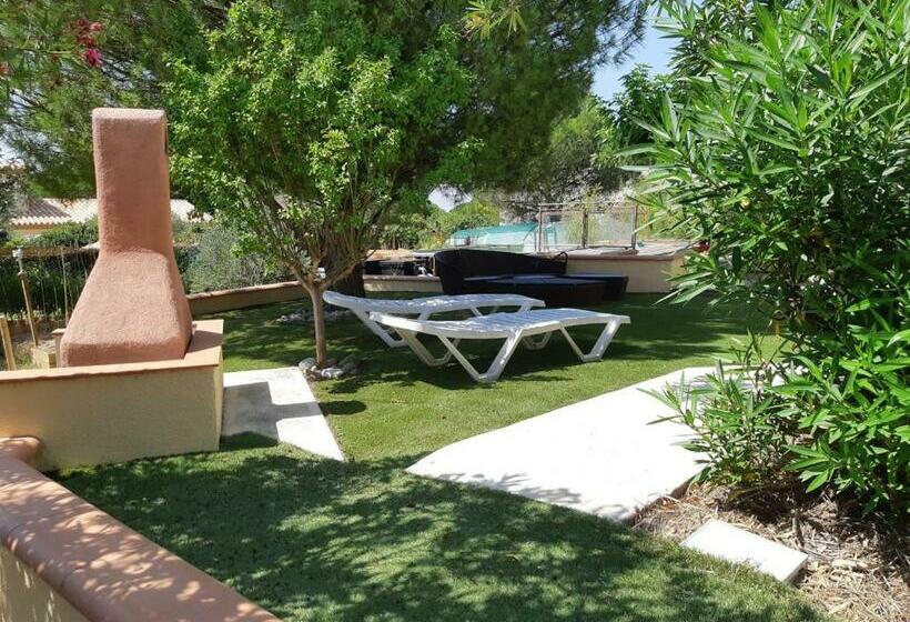 ペンション Charmant Studio Calme, Avec Piscine