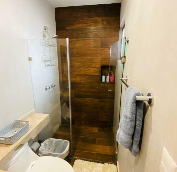 پانسیون Taanah