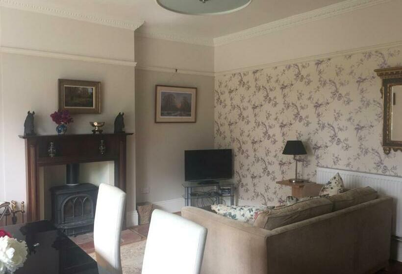 住宿加早餐  The Oaks