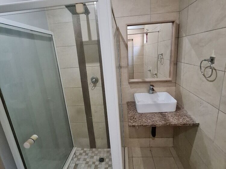 Отель Luxe On Ridge Boutique