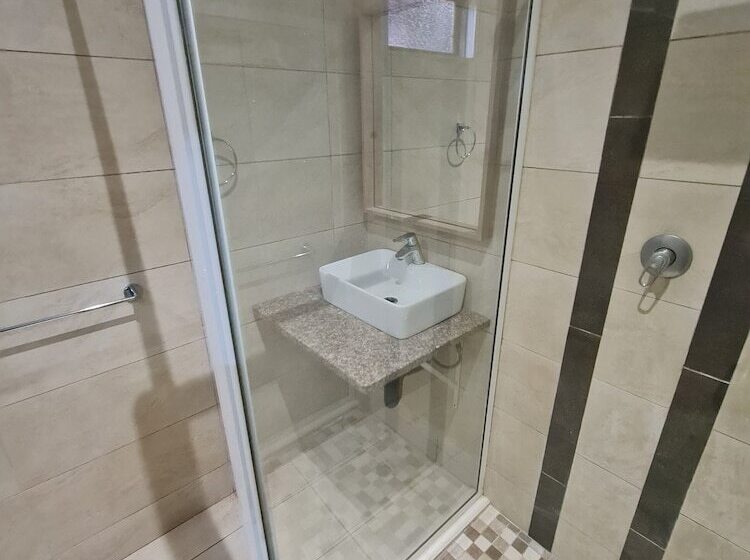 Отель Luxe On Ridge Boutique