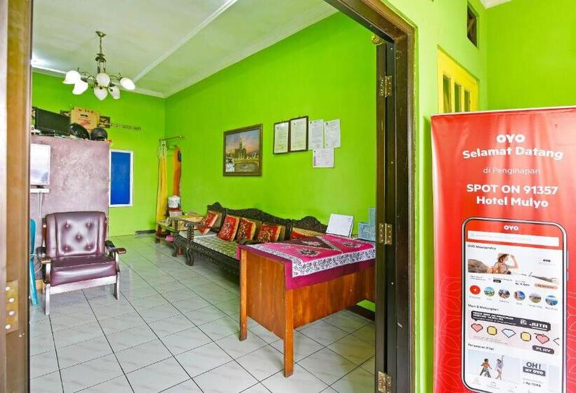 Spot On 91357 Hotel Mulyo