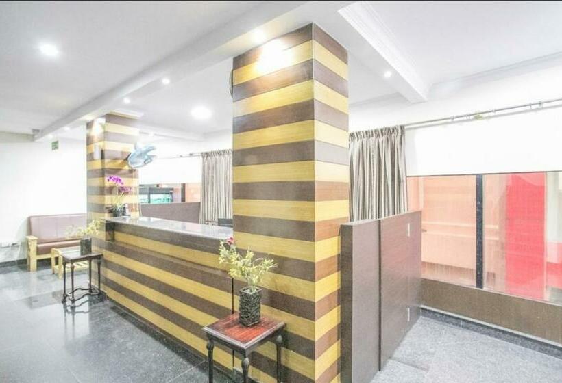 Westernsuites Hotel / Spa