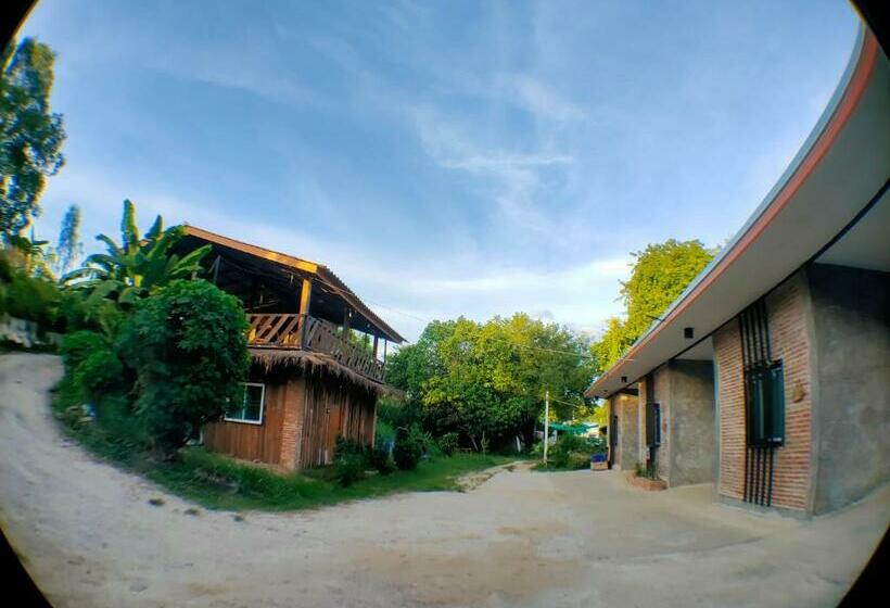 펜션 บ้านพักเรือนแก้ว แม่สรวย