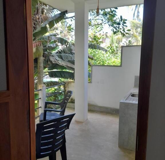 פנסיון Mealanie S House