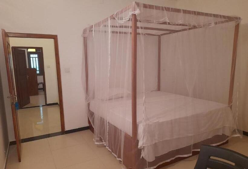 פנסיון Mealanie S House