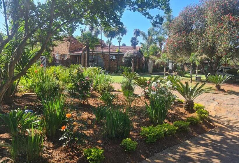 פנסיון Royal Villa Guesthouse