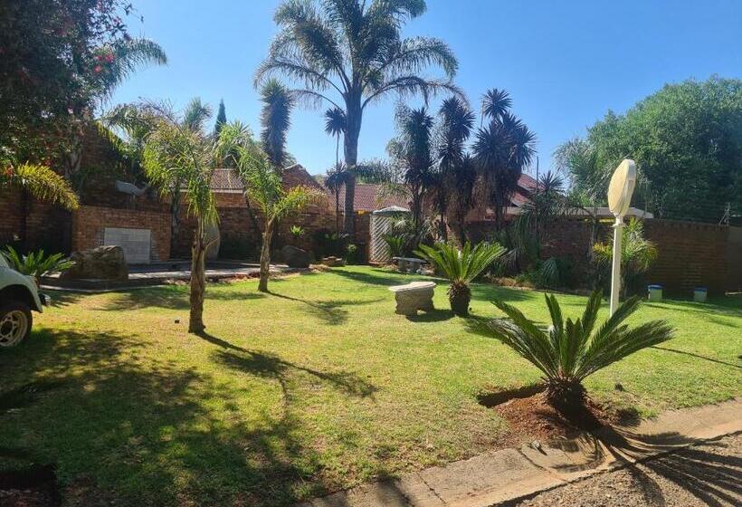 פנסיון Royal Villa Guesthouse