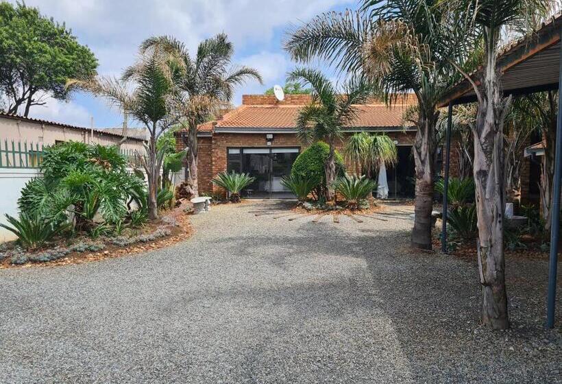 פנסיון Royal Villa Guesthouse