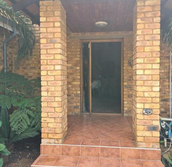 פנסיון Royal Villa Guesthouse