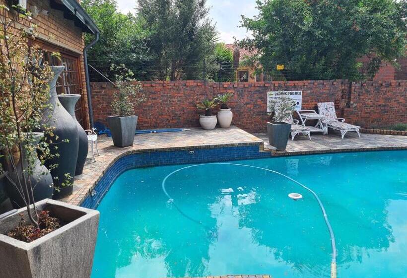 פנסיון Royal Villa Guesthouse