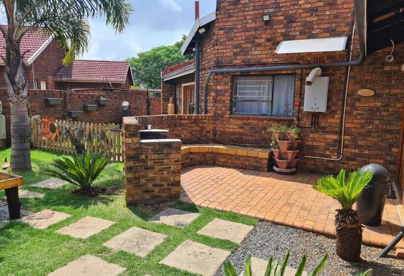 פנסיון Royal Villa Guesthouse