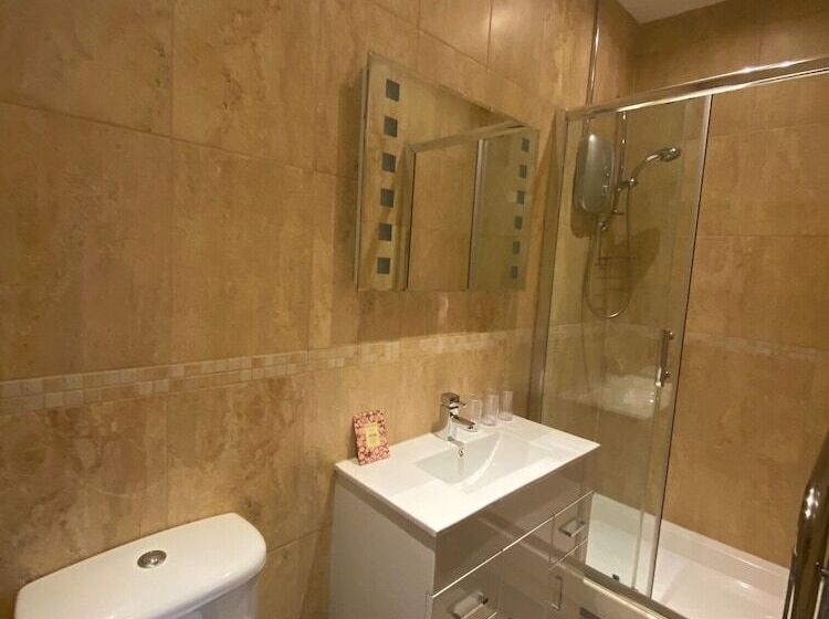 هاستل Queens Ground