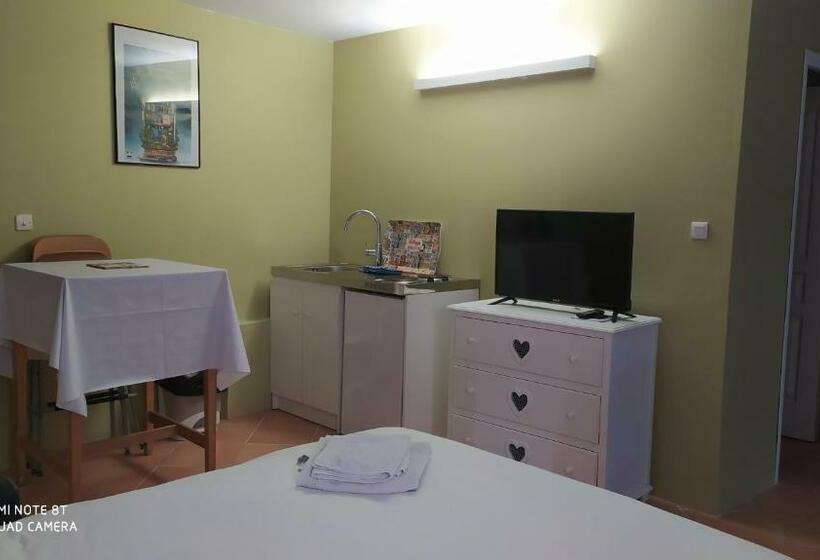 住宿加早餐  Chambres D Hôtes Indépendantes Au Rez De Chaussée D Une Maison Provençale Dont Une Avec Cour Intérie