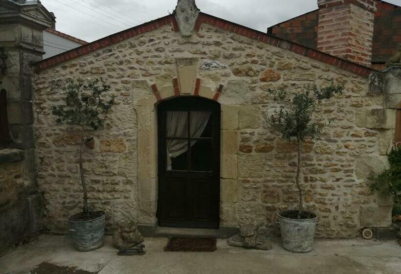 Bed and Breakfast Gatekeepers Cottage Tiny House, Taizé, Deux Sevres, Velo Francette