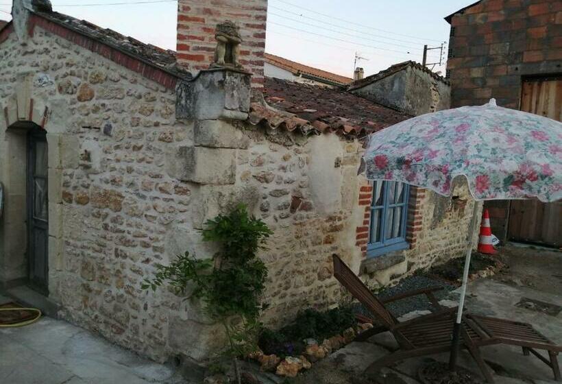 Bed and Breakfast Gatekeepers Cottage Tiny House, Taizé, Deux Sevres, Velo Francette