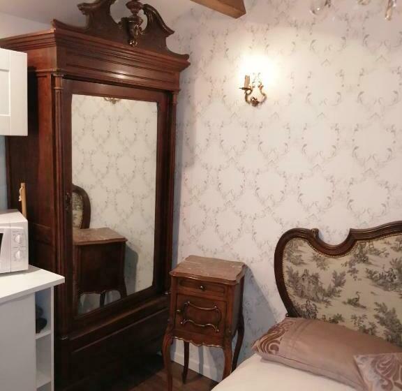 Bed and Breakfast Gatekeepers Cottage Tiny House, Taizé, Deux Sevres, Velo Francette