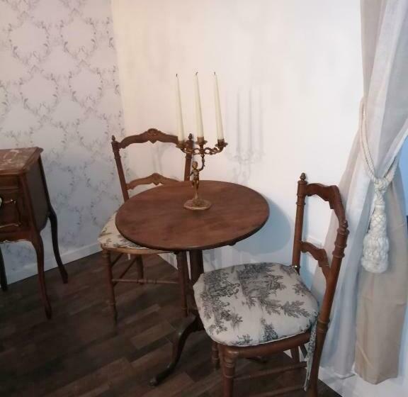 Bed and Breakfast Gatekeepers Cottage Tiny House, Taizé, Deux Sevres, Velo Francette