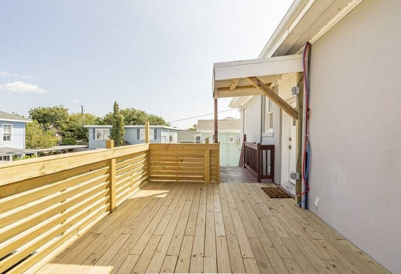 Midtown Penthouse Blocks To Beach