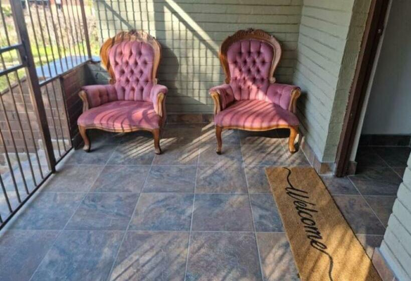 פנסיון 57 On Lorne Guesthouse