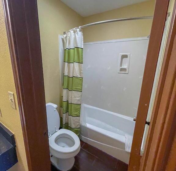 فندق Deluxe Inn & Suites