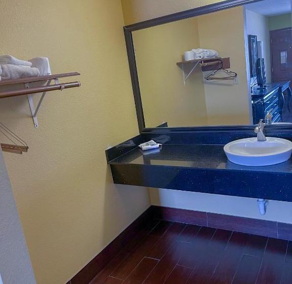 فندق Deluxe Inn & Suites